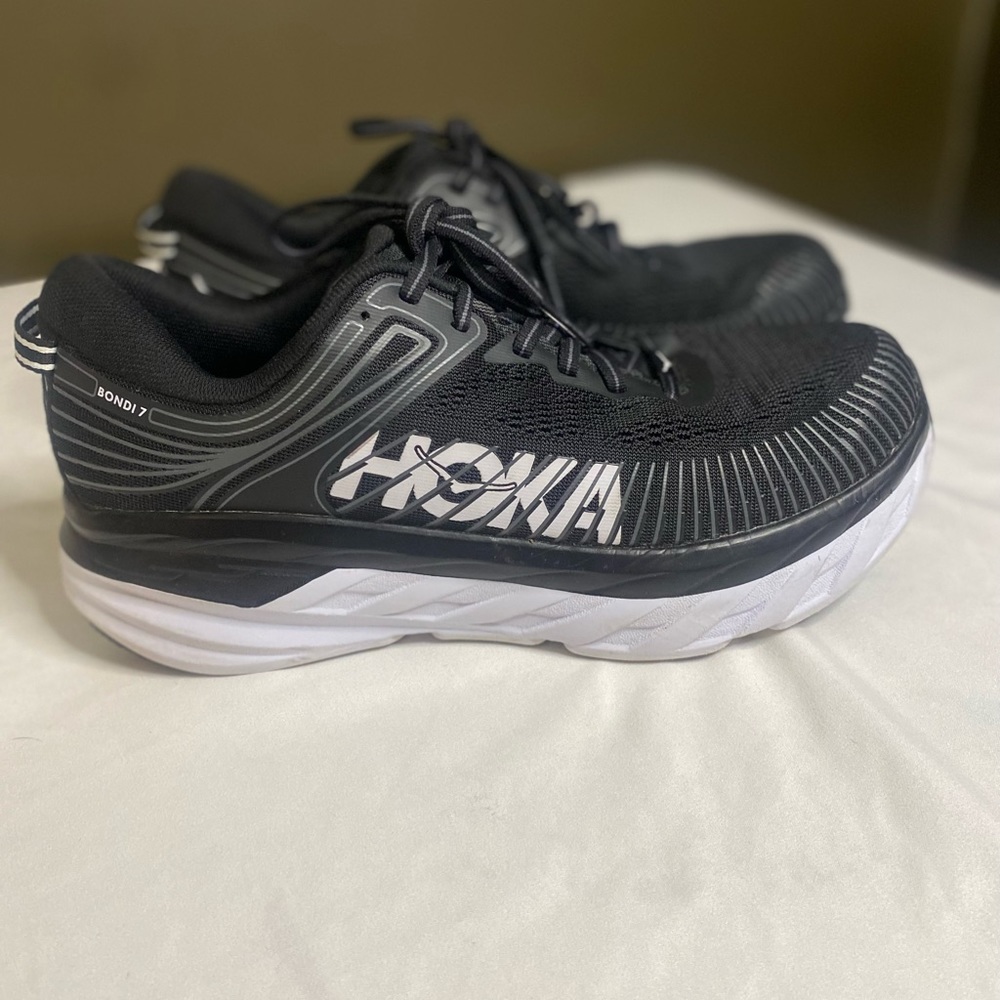 Hoka One One Women's
Bondi 7 Running Shoes. Size 9.5 wide